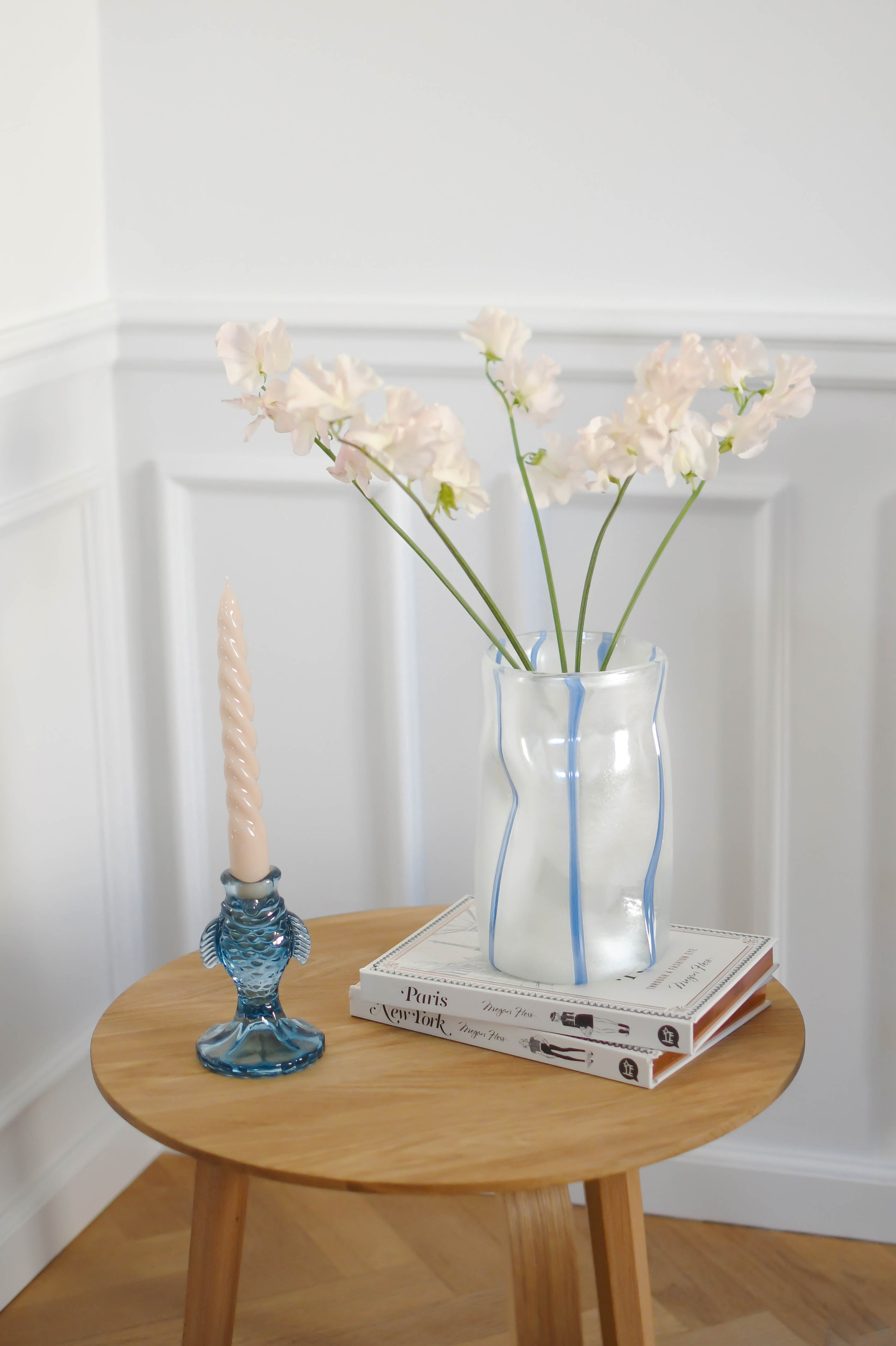 Glas vase med striber, Hvid/Blå - H19 cm